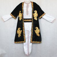 新疆少数民族的传统服饰色泽艳丽,五彩缤纷,种类繁多.