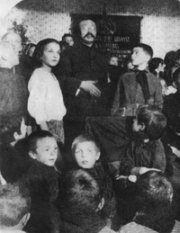 李大钊与苏联圣彼得堡孤儿院的孩子在一起