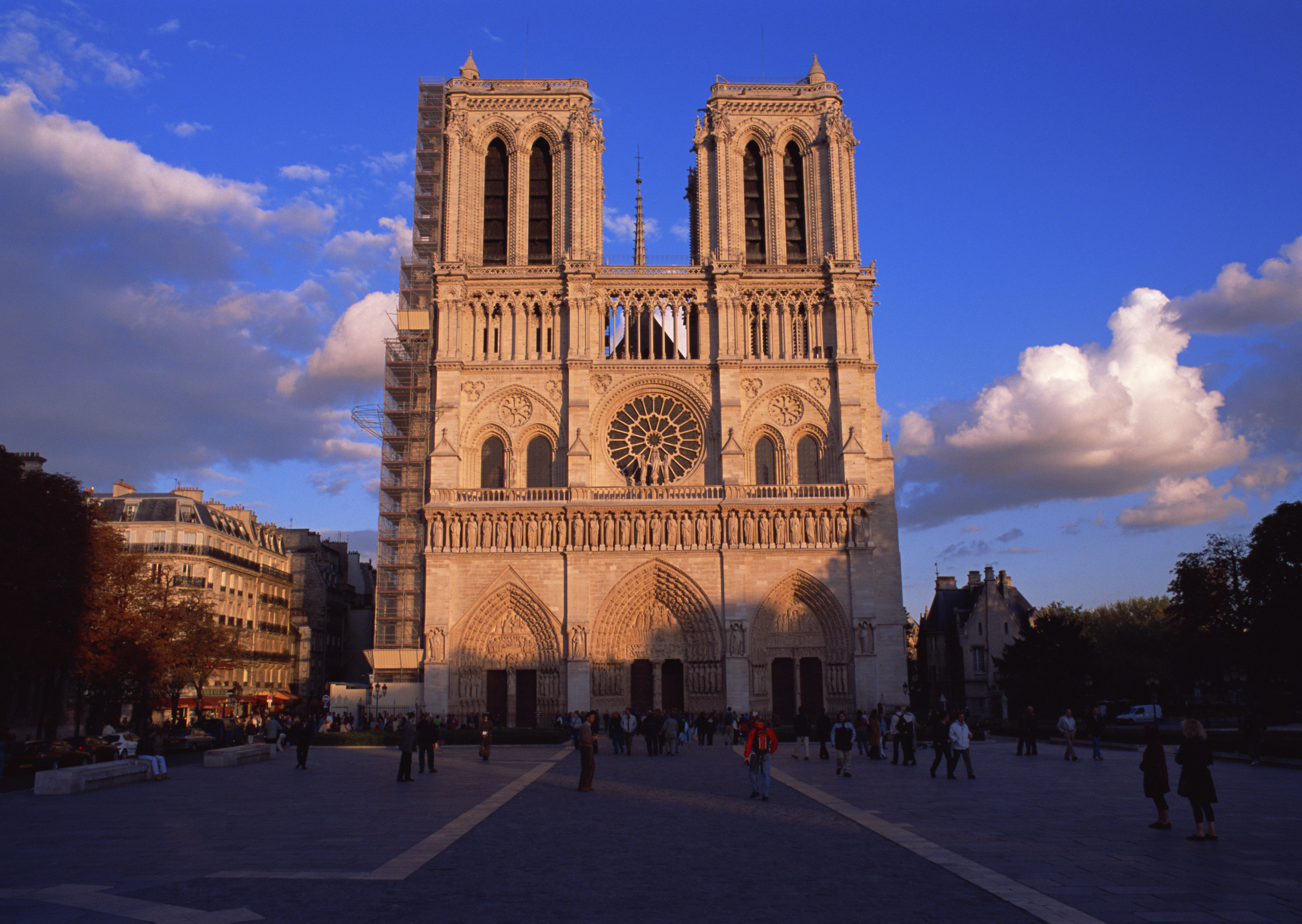 【携程攻略】巴黎巴黎圣母院景点,非常著名的景点，因同名小说而闻名于世。巴黎圣母院大教堂坐落于市中…