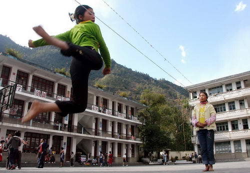 图文:马吉乡小学孩子光着脚在跳绳子_新闻中心