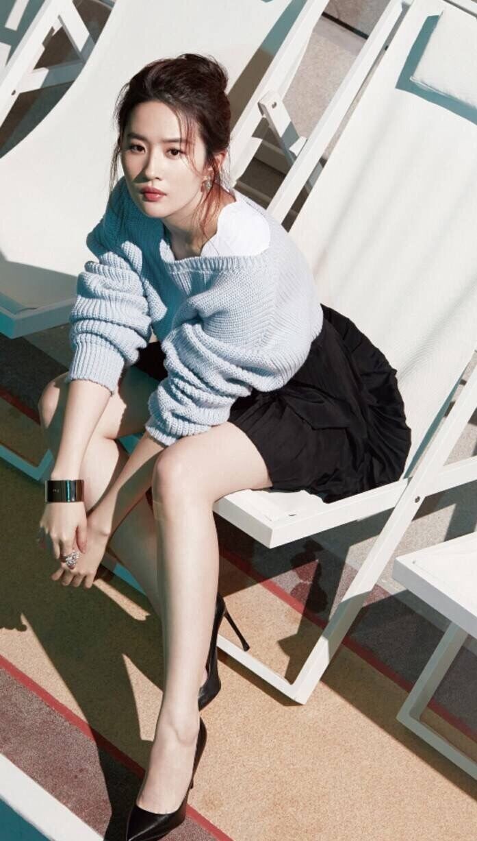 她15岁成名,和黄渤是同学,更是所有宅男心中的