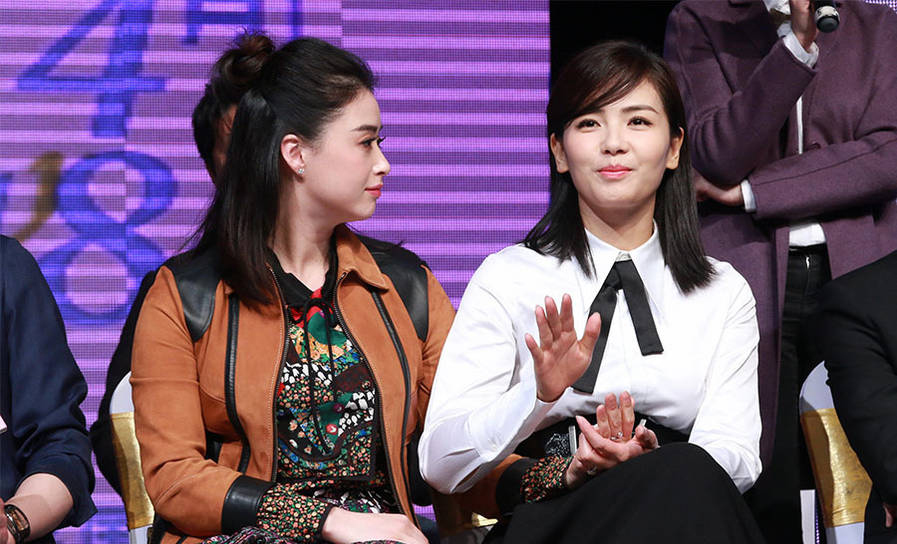 刘涛被冷落了?王凯蒋欣贴面热聊旁若无人