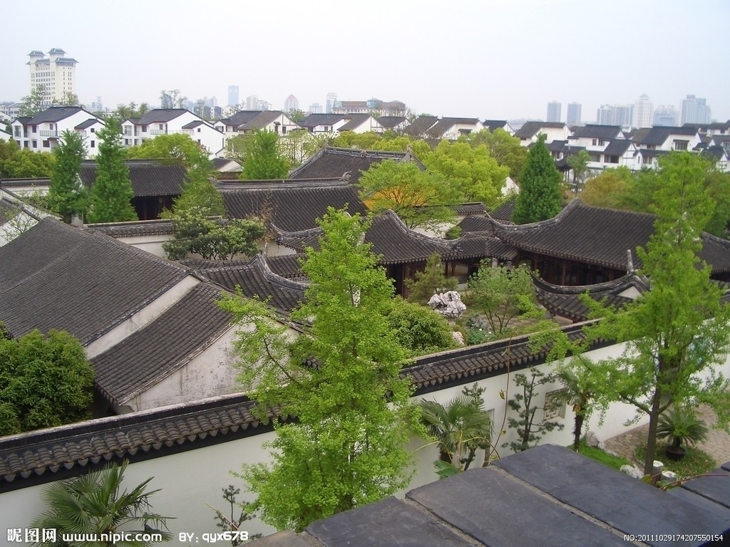 苏州古典园林宅园合一,可赏,可游,可居,这种建筑形态的形成,是在人口密集和缺乏自然风光的城市中,人类依恋自然,追求与自然和谐相处,美化和完善自身居住环境的一种创造。拙政园、留园、网师园、环秀山庄这四座古典园林,建筑类型齐全,保存完整,系统而全面地展示了苏州古典园林建筑的布局、结构、造型、风格、色彩以及装修、家具、陈设等各个方面内容,是明清时期(14~20世纪初)江南民间建筑的代表作品,反映了这一时期中国江南地区高度的居住文明,曾影响到整个江南城市的建筑格调,带动民间建筑的设计、构思、布局、审美以及施工技术