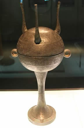 三角云雷纹高足豆